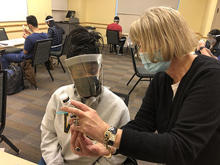 Jean-Venable “Kelly” Goode, Pharm.D., leads a training session for the VCU Vaccine Corps.